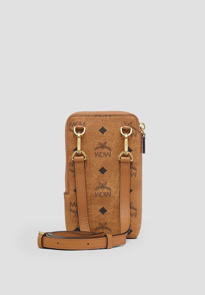 Sac besace compact en cuir marron avec bandoulière réglable, ferrures dorées et motif répétitif de logo noir et losanges.