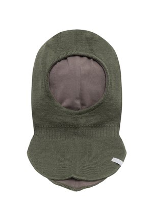 Pasamontañas verde de punto con una gran apertura para la cara y cobertura extendida del cuello, mostrando un forro interior gris y una pequeña etiqueta blanca
