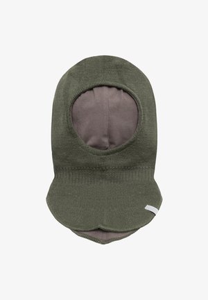 Pasamontañas verde de punto con una gran apertura para la cara y cobertura extendida del cuello, mostrando un forro interior gris y una pequeña etiqueta blanca