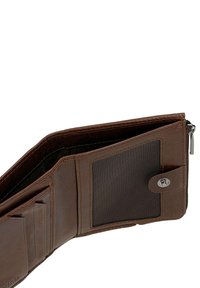 Bruine leren portemonnee met meerdere kaartsleuven, een gaas ID-zakje en een ritscompartiment, met een drukknoopsluiting.