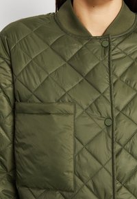 Marc O'Polo Bomberjacka - olive