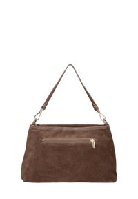 Bruine suède handtas met een afneembare schouderriem, een ritssluiting bovenaan en een voorklepzak. Textuur oppervlak en gouden hardware accenten.