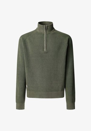 Jersey verde acanalado con cuello alto y cremallera hasta la mitad. Presenta un ajuste holgado, tejido texturizado y puños ajustados. Sin logotipos ni patrones visibles.