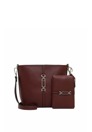 Bolso de mano de cuero marrón oscuro texturizado con cartera a juego, ambos con detalles metálicos plateados y una correa de hombro desmontable.
