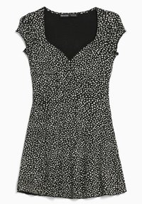 Svart kortärmad klänning med V-ringning, prydd med ett vitt blommönster och rynkig textur vid midjan, som vidgar sig i nederkant.