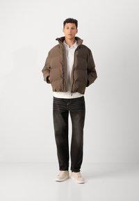 Lindbergh CROPPED SEAMLESS PUFFER JACKET - Zimska jakna - khaki