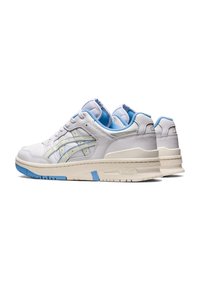 Baskets ASICS basses de couleur blanche et bleu clair, avec laçage à l'avant et semelle rembourrée, présentées de profil et de dos sur fond blanc.