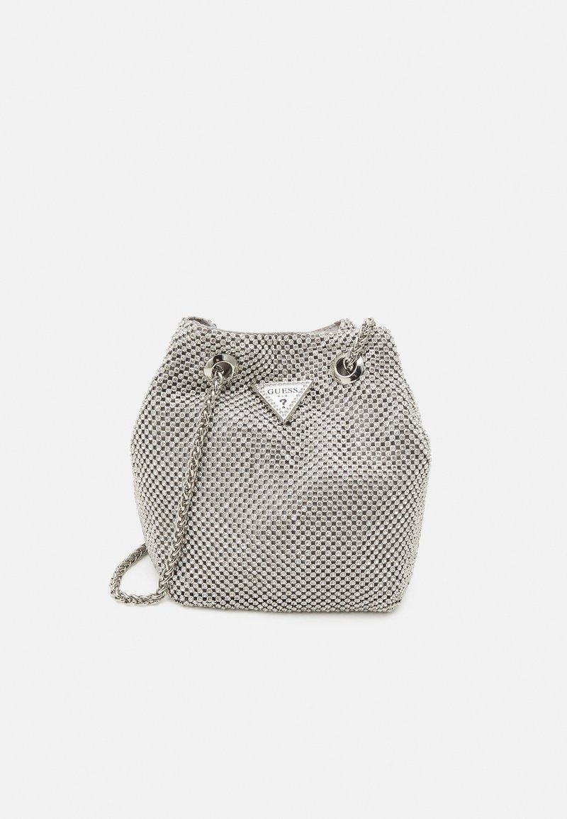 Sac seau en maille argentée avec une bandoulière en chaîne, arborant un logo de marque triangulaire et une texture métallique saisissante.