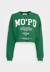 Zielony krótki sweter wykonany z bawełny organicznej, z białym, wyraźnym napisem 'MO'PD' oraz dodatkowymi detalami marki na dole i z tyłu.