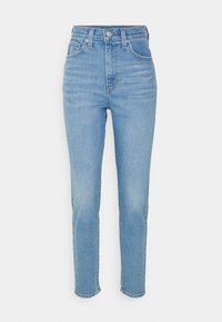 Jean en denim bleu clair avec taille haute, jambes fuselées, design à cinq poches et décoloration subtile. Comprend une fermeture à bouton et zip à l'avant.