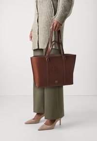 Pinko CARRIE BIG - Maisiņveida soma - cuoio