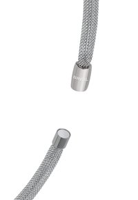 Sølvnet armbånd med cylindriske metalender, prydet med det indgraverede varemærke "BREIL." Glat tekstur og fleksibelt design.
