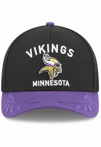 Schwarze Stoffmütze mit einem lila Schild, auf dem "VIKINGS" und "MINNESOTA" in weißer Stickerei steht, sowie einem Wikingerkopf-Logo auf der Vorderseite.