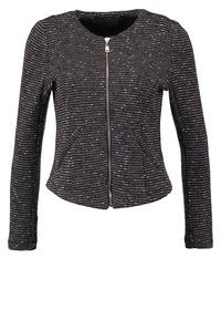 Czarna i biała, pasiasta kurtka zapinana na zamek, z długimi rękawami, o strukturalnym kształcie i dwóch przednich kieszeniach. Materiał ma teksturowane wykończenie.