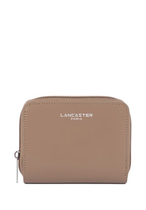 Portefeuille beige compact avec fermeture éclair argentée et logo "Lancaster Paris" centré à l'avant.