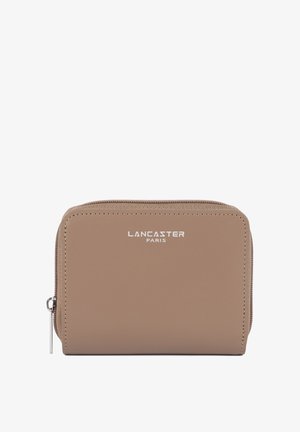 Portefeuille beige compact avec fermeture éclair argentée et logo "Lancaster Paris" centré à l'avant.