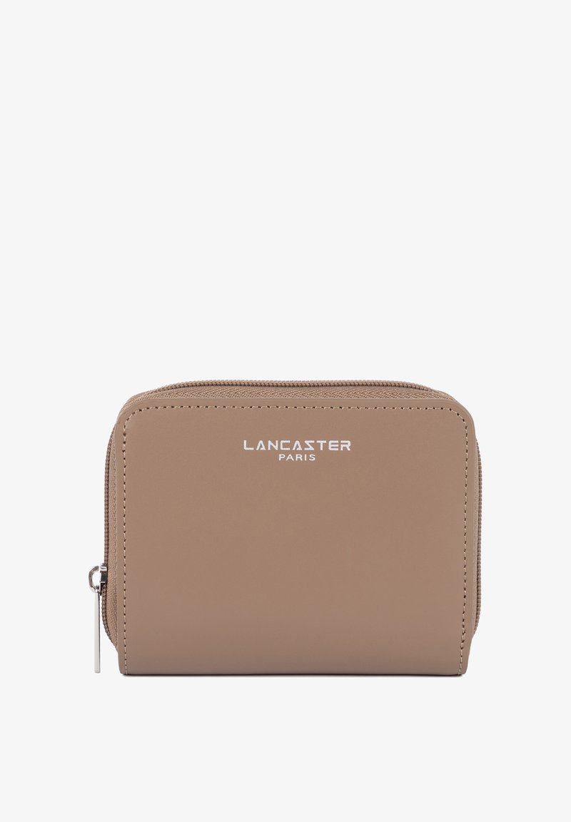 Portefeuille beige compact avec fermeture éclair argentée et logo "Lancaster Paris" centré à l'avant.