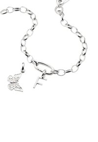 Bracciale in argento con ciondolo a forma di farfalla e pendente "F". I gommini sono di dimensioni alternate, con finitura lucida e superficie liscia.