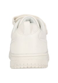 Weißer Sneaker mit einem strukturierten Lederoberteil, gepolstertem Kragen, Zugschlaufe hinten, Gummisohle und einem flachen, abgerundeten Zehenbereich.