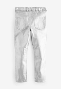 Silver metallic jeans med femfickorsdesign, elastisk midja och rak benform. Slät yta med glänsande finish.