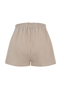 Short beige taille haute avec une ceinture élastiquée et un tissu légèrement texturé, vu de face.