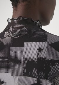 HUGO NAVIOLA - Päevakleit - black/white