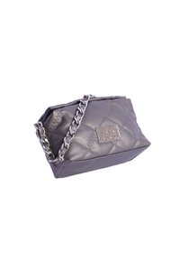 Bolso de mano acolchado de cuero gris con una correa de cadena y placa con el logo. Presenta una forma rectangular y una textura suave.