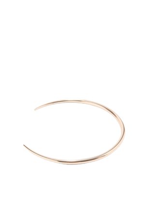 Bracciale sottile in metallo dorato aperto con un design liscio e curvo su sfondo bianco.