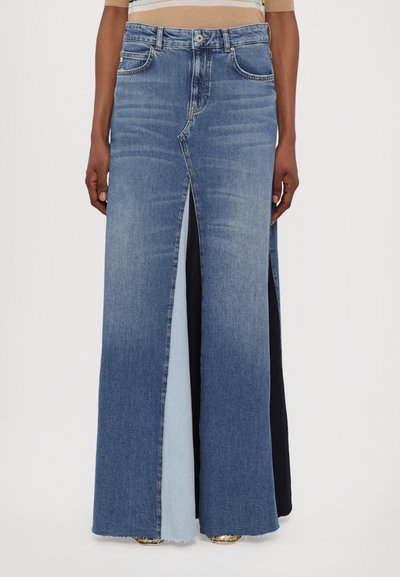 Bredde leg denim skjørt med et fargeblokkmønster bestående av lyse, middels og mørke blå paneler. Midjehøyde med frontsplitt for ekstra detalj.