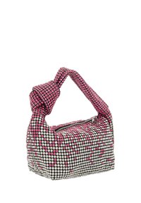 Kritikailag elismert, kerekded formájú táska, rózsaszín és ezüst strasszkövekkel díszítve, csomózott fogantyúval és cipzárral ellátva.