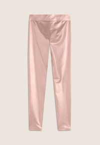 Leggings rosa realizzati in un materiale liscio e lucido. Presentano una vita alta e una vestibilità aderente, senza motivi o accessori visibili.