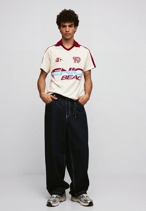 Bershka, RETRO PRINT - POLO SHIRT - Polokošeľa - bordeaux