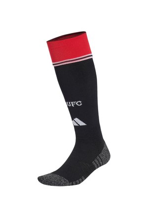 Schwarze athletische knielange Socke mit rotem Bündchen, weißen Streifen, weißem "MUFC"-Schriftzug, Adidas-Logo und grauen texturierten Fersen- und Zehenbereichen.
