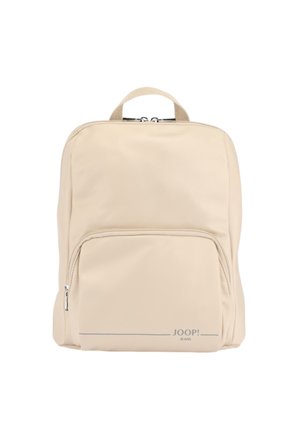 Zaino beige in tessuto liscio, con tasca frontale con zip, spallacci doppi e manico superiore. Branding discreto sul fronte.