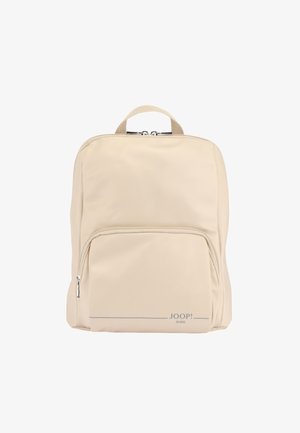 Beżowy plecak wykonany z gładkiego materiału, z zamykaną na zamek kieszenią na przodzie, podwójnymi ramiączkami oraz uchwytem u góry. Dyskretne logo na przedniej stronie.