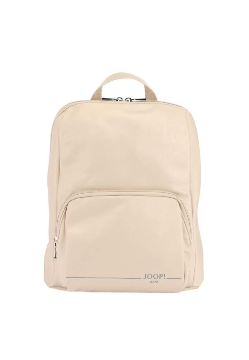 Zaino beige in tessuto liscio, con tasca frontale con zip, spallacci doppi e manico superiore. Branding discreto sul fronte.