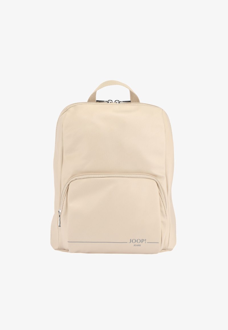 Béžový batoh vyrobený z hladké tkaniny, s přední kapsou na zip, dvojitými ramenními popruhy a horním madlem. Jemné označení na přední straně.