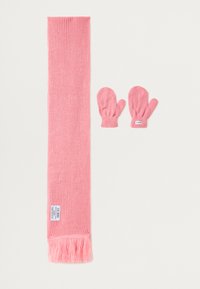 Sciarpa rosa lavorata a maglia con frange a un'estremità, accompagnata da guanti rosa coordinati. Etichetta del marchio visibile sulla sciarpa. Texture morbida.