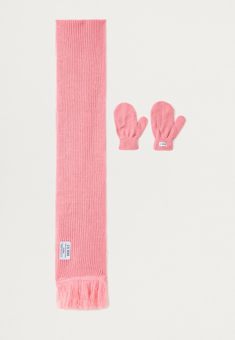 Sciarpa rosa lavorata a maglia con frange a un'estremità, accompagnata da guanti rosa coordinati. Etichetta del marchio visibile sulla sciarpa. Texture morbida.