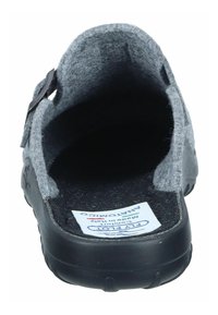 Graue Filzclogs mit einer schwarzen Gummisohle, offenem Rücken, verstellbarem Riemen und strukturiertem Fußbett. Herstelleretikett ist im Inneren sichtbar.