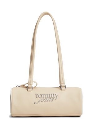 Béžová valcová taška cez rameno s dlhými rukoväťami a strieborným logom "tommy jeans" vpredu, zapínanie na zips hore.