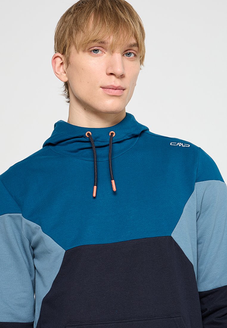 Felpa con cappuccio in blu, grigio e nero, realizzata in un tessuto a trama. Presenta cuciture a contrasto e un cordino arancione.