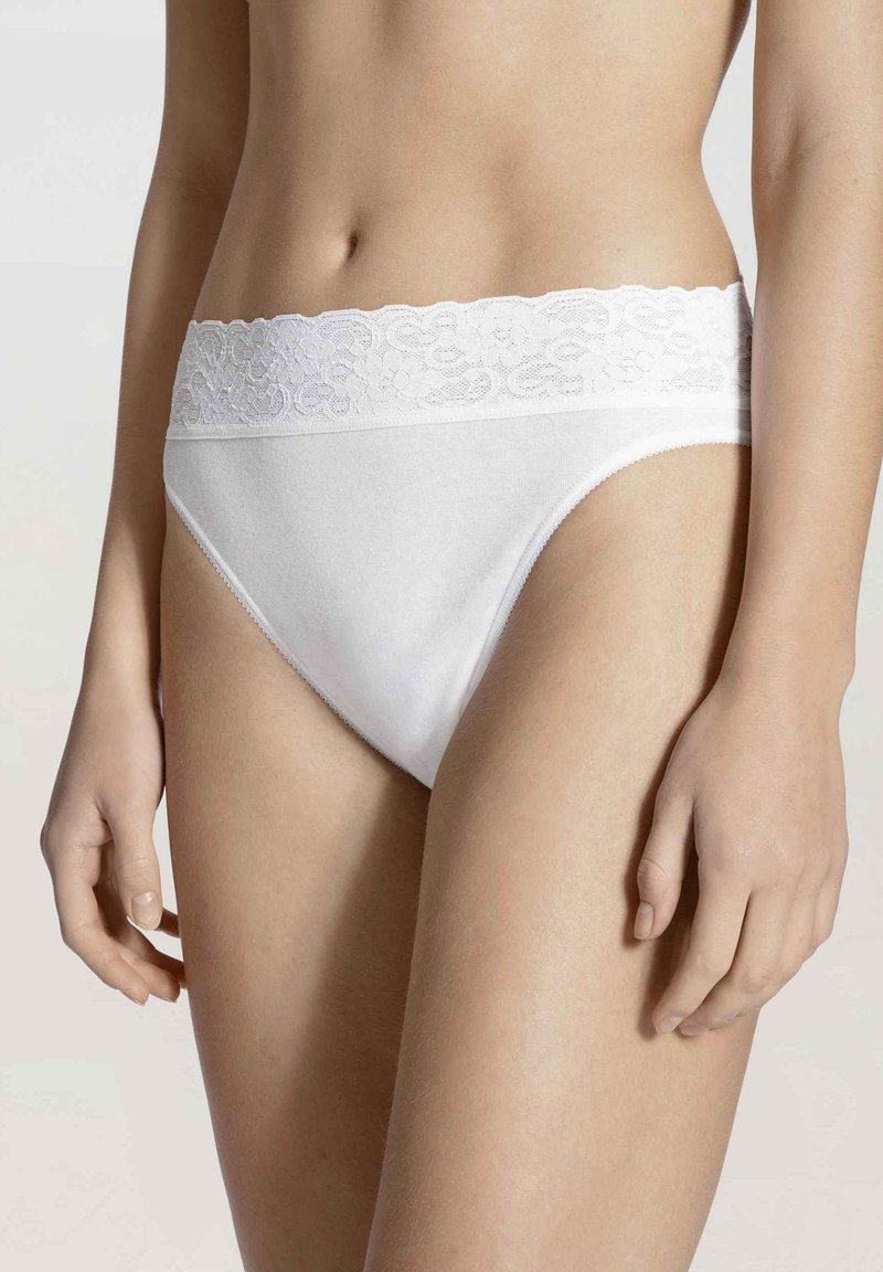 Witte katoenen slipjes met een kanten tailleband, met een gladde textuur, een gemiddelde hoogte en een klassieke snit. Geen opvallende patronen of accenten.