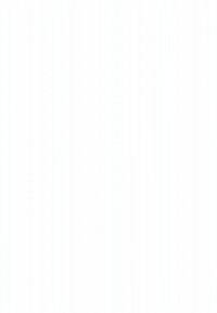 Fekete ruhás nő levelet olvas, mellette férfi áll, aki egy dobozt tart, benne egy kis fával, városi parkban épületek háttérrel.