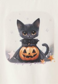 Musta kissa yllä lepakon asua istuu kaiverruksen päällä olevaan kurpitsaan, tähtien ympäröimänä. Alhaalla teksti lukee "Purrrfectly Wicked". Pehmeä väripaletti.