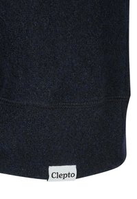 Dunkelblauer Wollpulloverstoff, strukturiert mit einer weichen Oberfläche. Verfügt über ein weißes Etikett mit "Clepto" am unteren Saum.