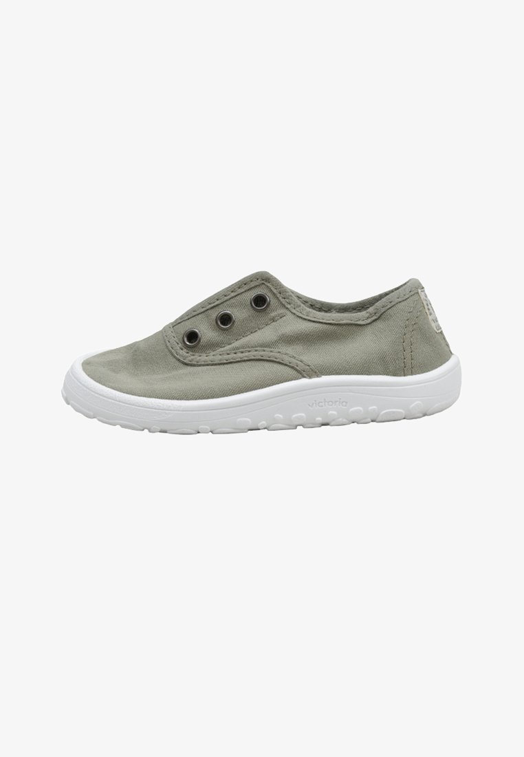 Lichtgrijze instapcanvas sneaker met witte rubberen zool en drie zwarte oogjes aan de zijkant, weergegeven in zijaanzicht.