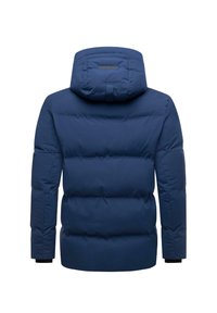 Námornícky modrá puffrová bunda s kapucňou, so štvrtinovým prešívaním, hladkou textúrou a čiernymi manžetami. Zvýraznený zadný pohľad.