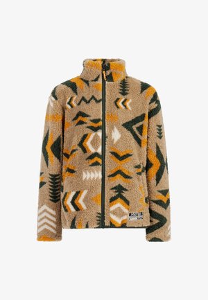 Fleece jack met tribale patroon in aardetinten van tan, oranje en groen; beschikt over een hoge kraag en ritssluiting. Gepaard met donkergroene broek.
