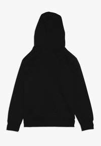 Sudadera negra con una textura suave, que presenta una capucha grande y mangas largas. Diseño liso sin patrones ni adornos visibles.